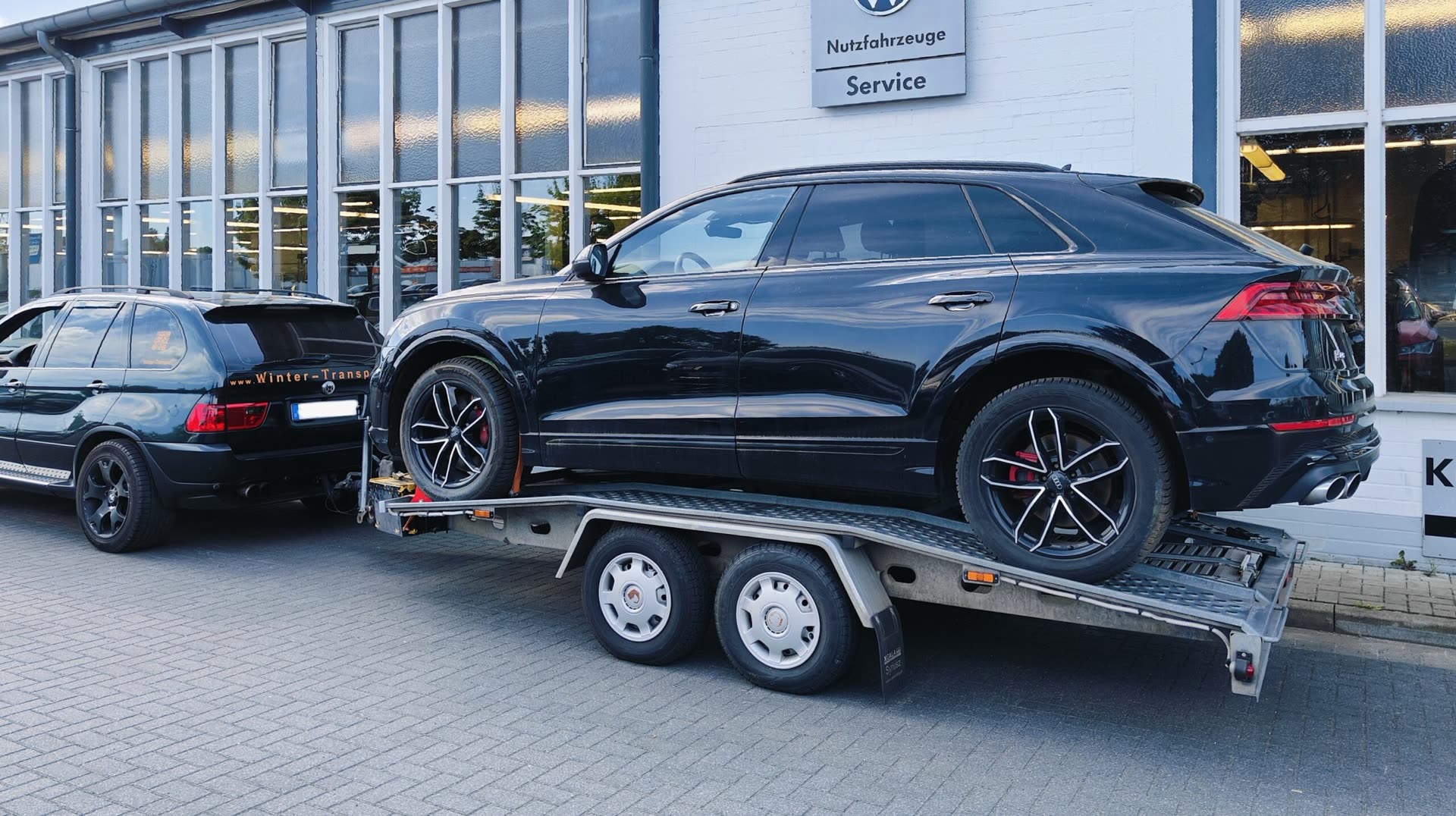 Audi Q8 Fahrzeugüberführung auf Anhänger