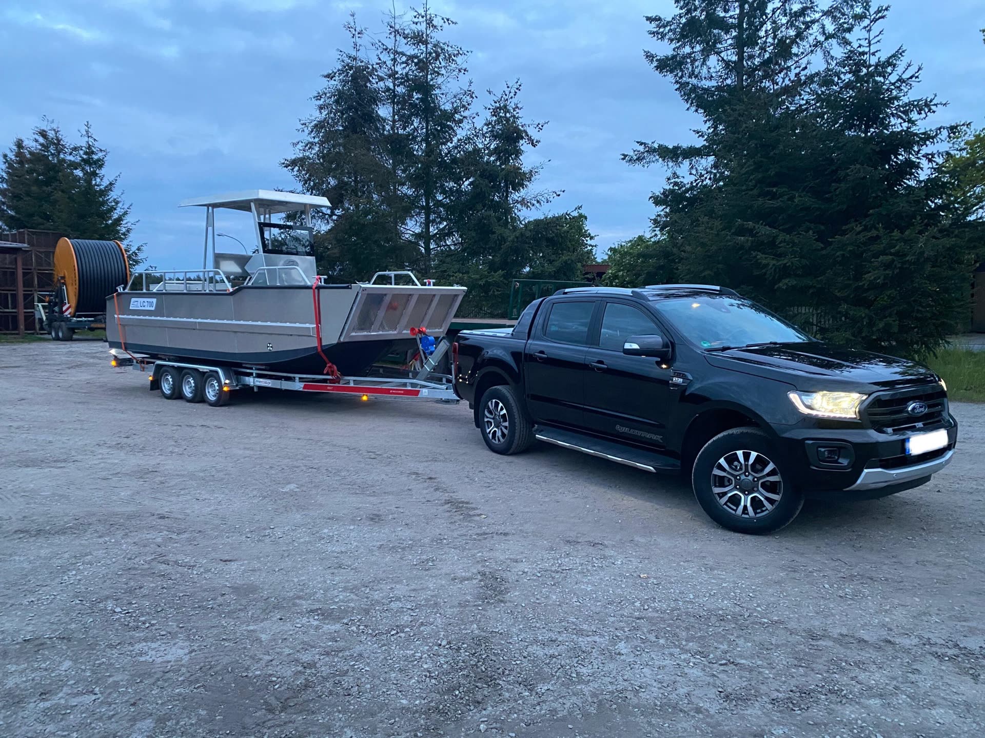Bootstransport mit Ford Ranger und Anhänger