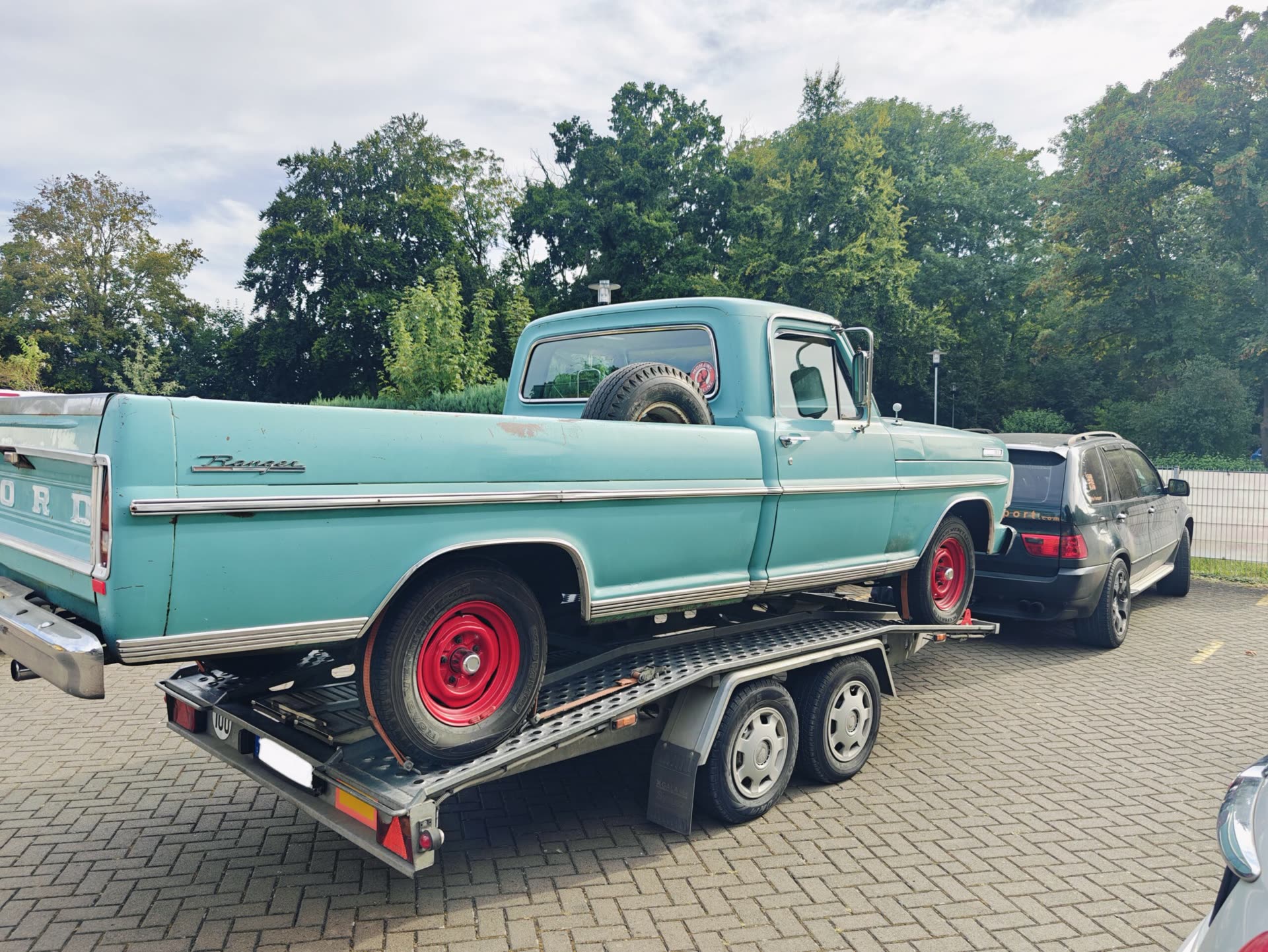 Klassischer Ford Pickup auf Anhänger transportiert