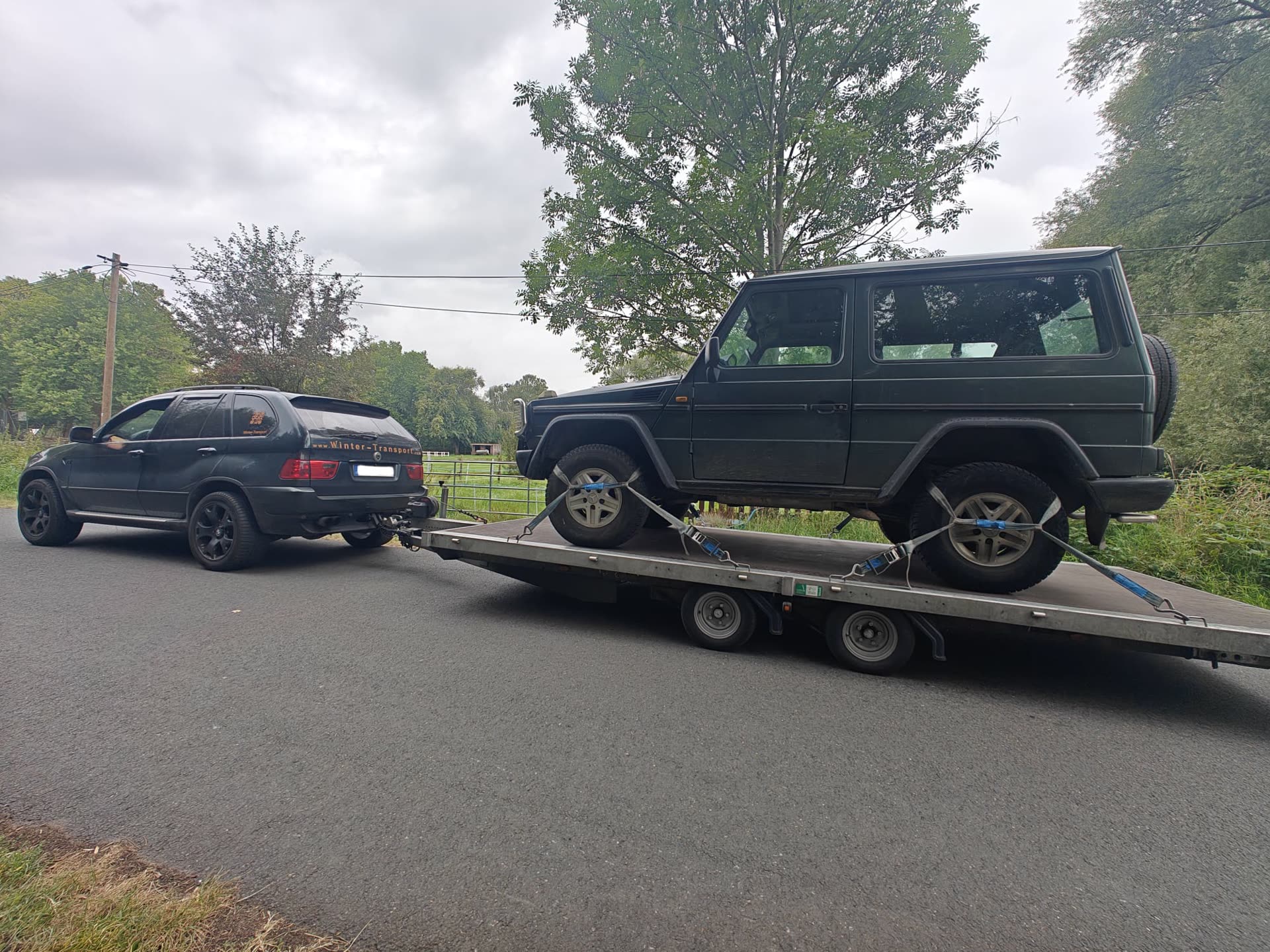 Mercedes G-Klasse Transport auf dem Anhänger