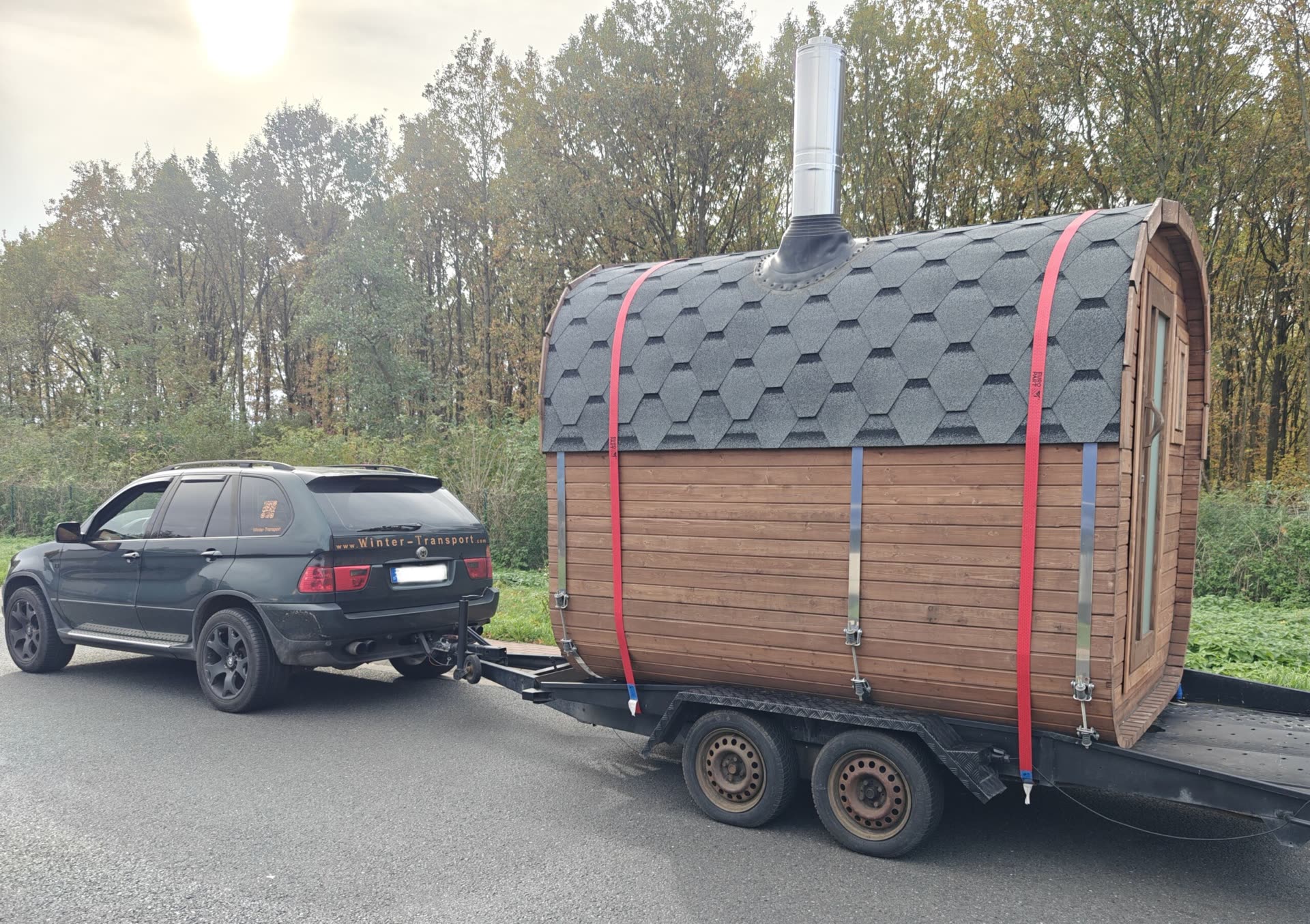 Transport einer Fasssauna auf dem Anhänger