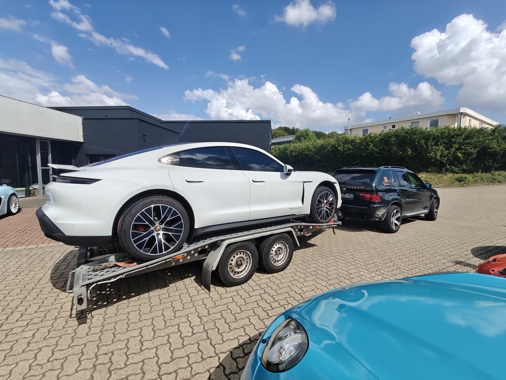 Winter Transport – Porsche Taycan auf Anhänger