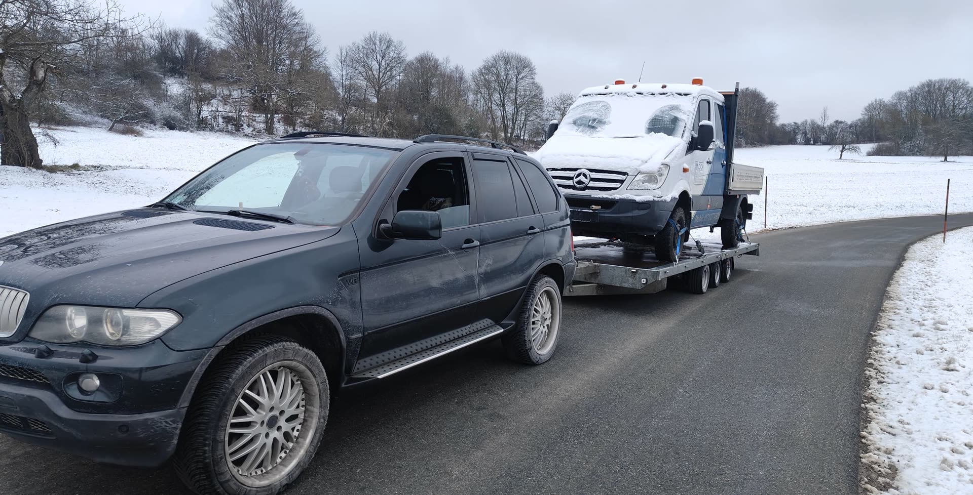 Fahrzeugtransport bei Schnee im Winter