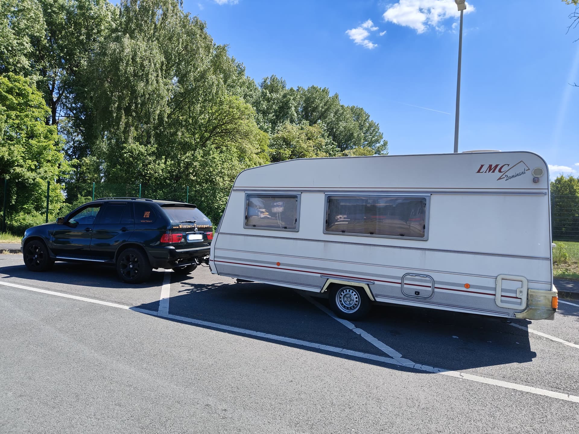 Wohnwagen-Überführung auf dem Anhänger
